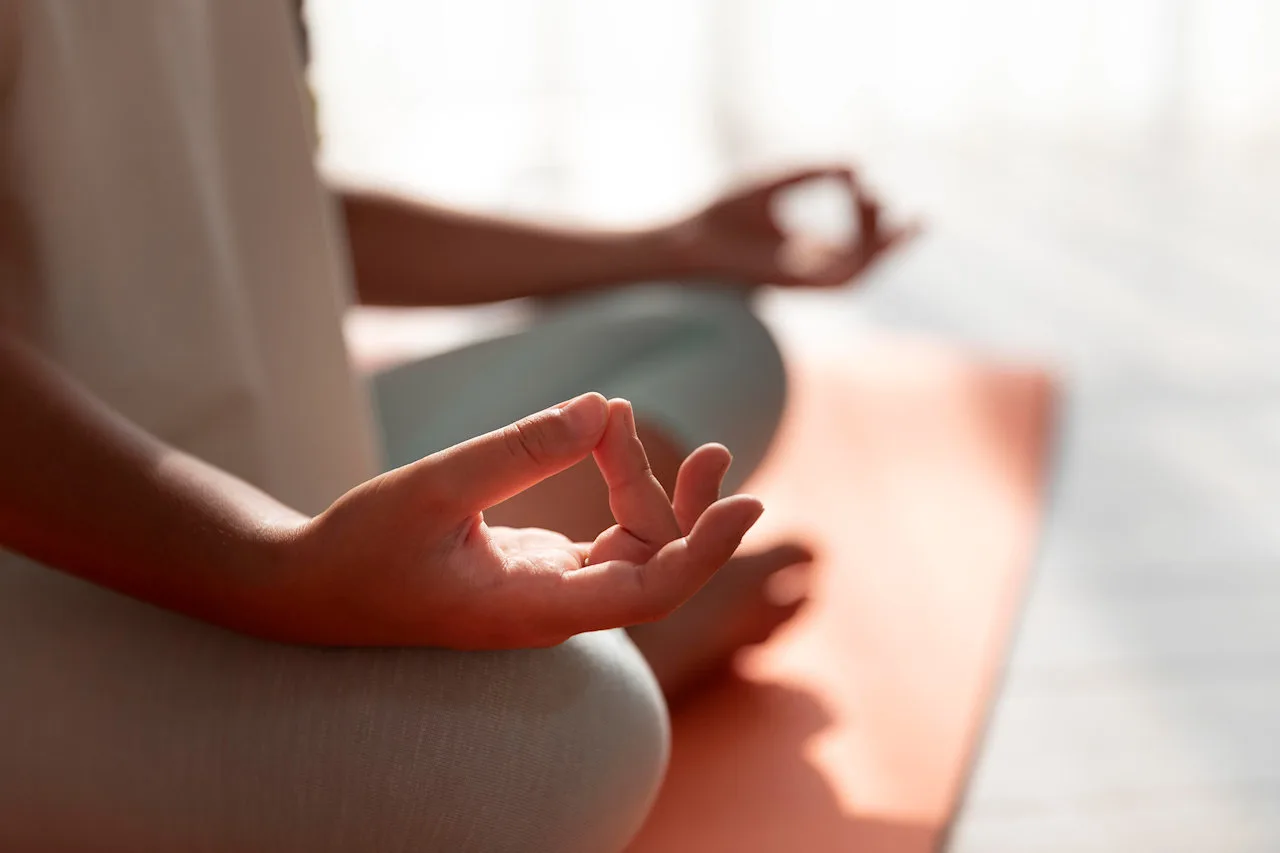 Gros plan sur des mains en méditation, posture du lotus