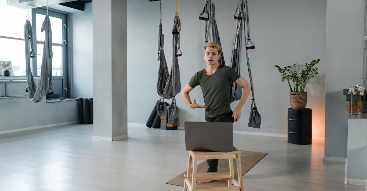 découvrez l'aerial yoga, une pratique innovante qui allie yoga traditionnel et suspendu, vous permettant de renforcer votre corps tout en libérant votre esprit. élevez votre pratique avec des postures en apesanteur et vivez une expérience unique de relaxation et de bien-être.