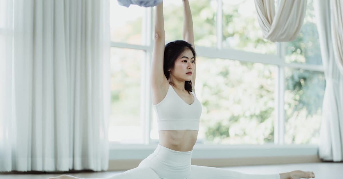 découvrez l'aerial yoga, une pratique innovante alliant comme jamais la pleine conscience et l'acrobatie. suspendez-vous dans les airs, améliorez votre souplesse et renforcez votre corps tout en vous laissant porter par des draps flottants. parfait pour tous les niveaux, cette expérience unique vous offre une nouvelle dimension de bien-être.