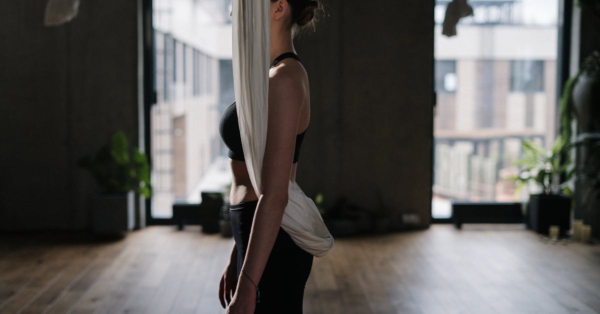 découvrez la philosophie du yoga aérien, une pratique qui allie le bien-être physique et mental à la légèreté de l'apesanteur. explorez les principes essentiels qui nourrissent cette discipline, permettant une connexion profonde avec soi-même et l'univers. transformez votre pratique et libérez votre potentiel à travers des mouvements fluides et méditatifs.