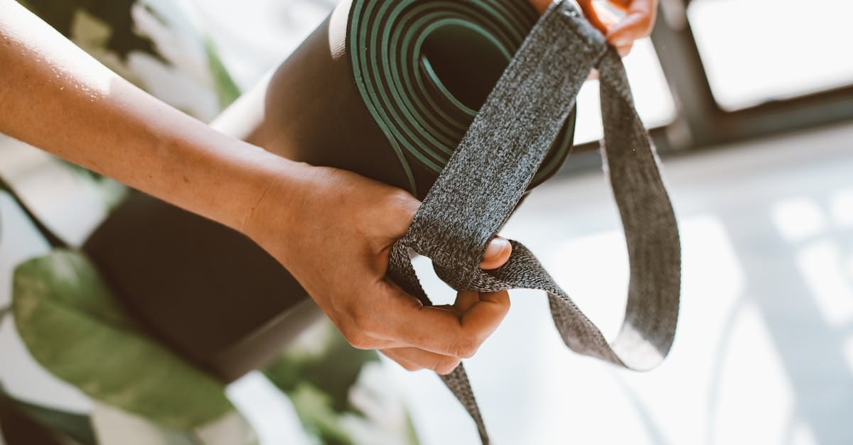 découvrez l'équipement essentiel pour pratiquer le bikram yoga. des tapis de sol antidérapants aux serviettes absorbantes, trouvez tout le nécessaire pour optimiser votre expérience de yoga chaud et améliorer vos performances. équipez-vous pour un entraînement efficace et confortable.