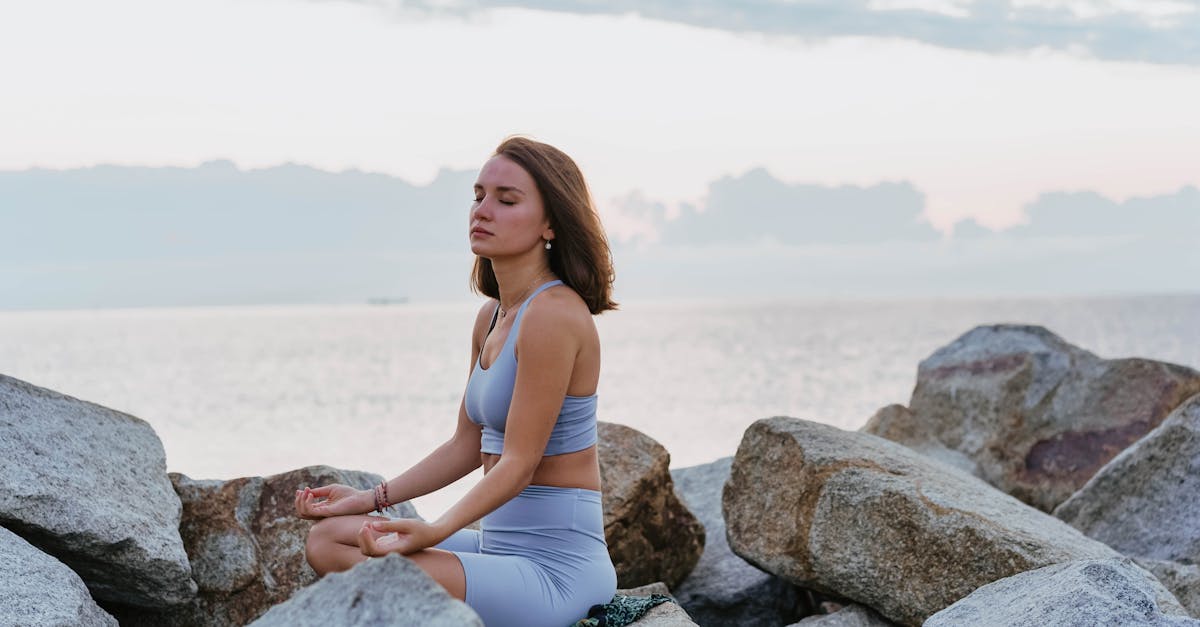 découvrez la musique apaisante du yoga réparateur pour enrichir votre pratique. plongez dans une atmosphère relaxante qui favorise la méditation, la concentration et la détente. idéale pour accompagner vos séances de yoga et vous aider à retrouver votre équilibre intérieur.