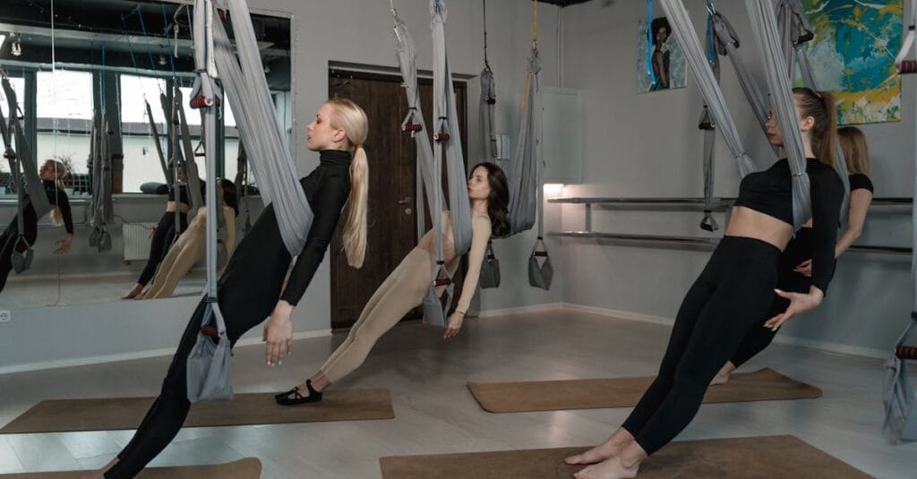 découvrez l'aerial yoga, une pratique innovante alliant le yoga traditionnel et le mouvement dans les airs. apprenez à développer votre force, votre flexibilité et votre équilibre tout en vous amusant dans un nouvel environnement stimulant. que vous soyez débutant ou pratiquant confirmé, plongez dans cette expérience unique et libératrice.