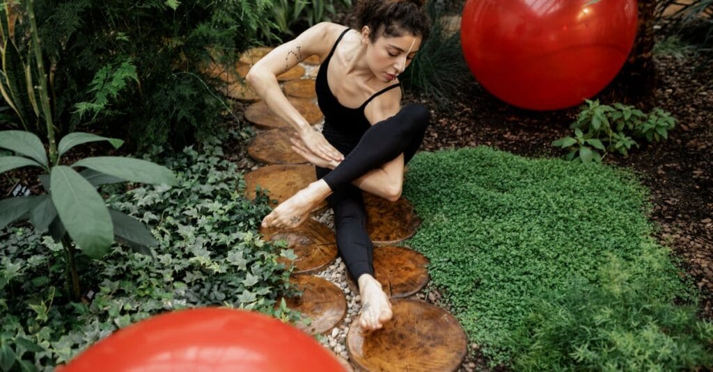 découvrez les bienfaits du bikram yoga, une pratique qui améliore la flexibilité, renforce le corps, favorise la détente et contribue à la santé mentale. apprenez comment cette méthode unique, pratiquée dans une salle chauffée, peut transformer votre bien-être physique et émotionnel.