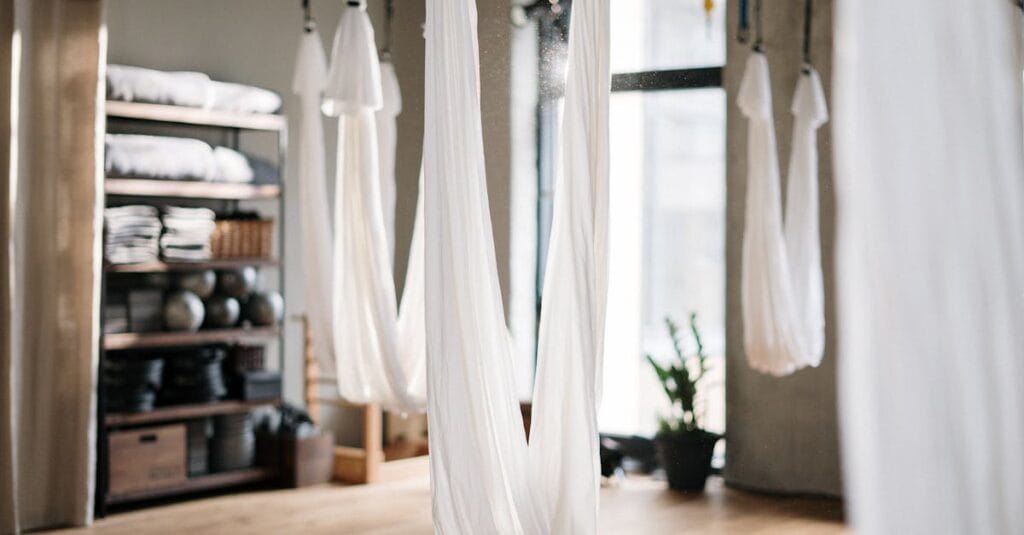 découvrez l'aerial yoga, une pratique innovante qui combine le yoga traditionnel avec des postures en suspension. cette technique unique permet d'améliorer la flexibilité, la force et la détente, le tout dans un environnement aérien revitalisant. initiez-vous à cette nouvelle tendance du bien-être et vivez une expérience apaisante et hors du commun.