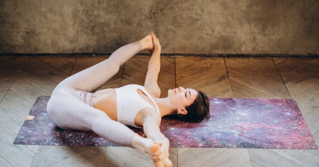 découvrez les différents styles de yin yoga, une pratique de méditation et d'étirement profond qui favorise la relaxation et l'harmonie corporelle. explorez les bienfaits pour votre corps et votre esprit et trouvez le style de yin yoga qui vous convient le mieux.