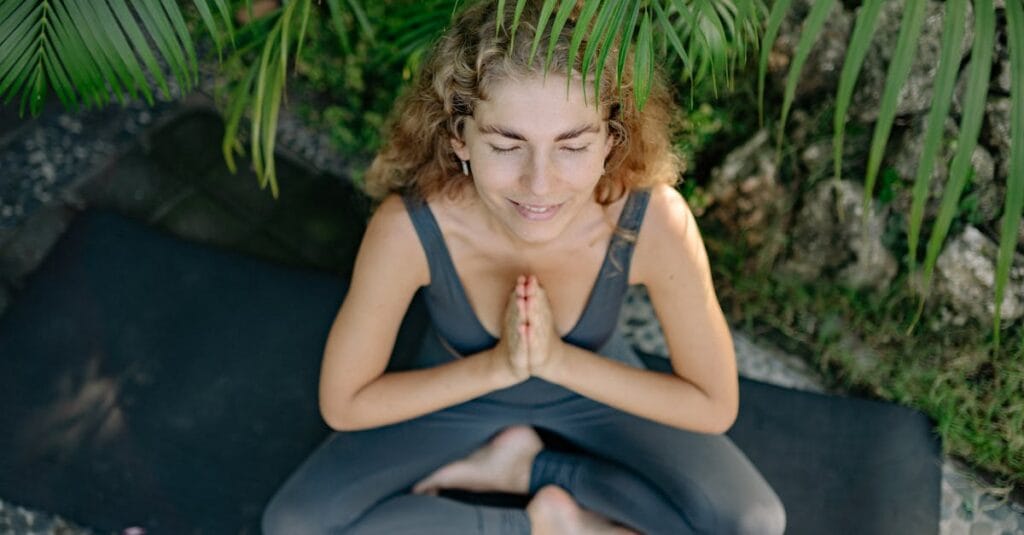 découvrez notre musique de yoga réparateur, conçue pour apaiser l'esprit et revitaliser le corps. plongez dans une atmosphère sereine qui favorise la relaxation profonde et le bien-être intérieur lors de vos séances de yoga.