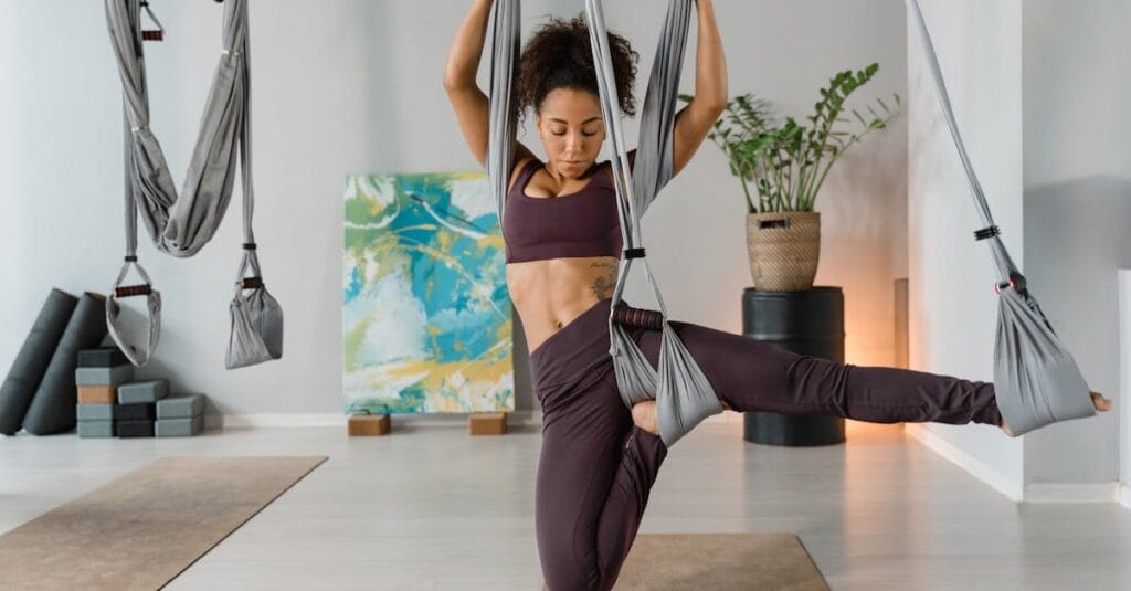 découvrez le yoga aérien, une pratique innovante alliant relaxation et renforcement musculaire. suspendu dans les airs, améliorez votre flexibilité et profitez d'une expérience unique qui allie body-mind. rejoignez-nous pour un voyage zen et ludique.