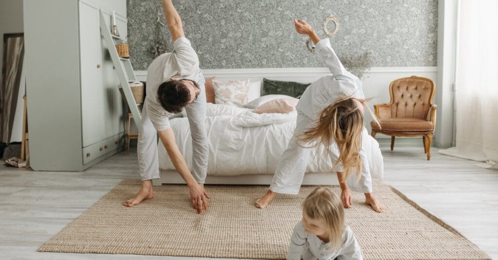 découvrez les bienfaits du yoga aérien pour les enfants ! offrez-leur une expérience ludique et équilibrée, alliant élan et sérénité, pour développer leur souplesse, leur concentration et leur confiance en soi.