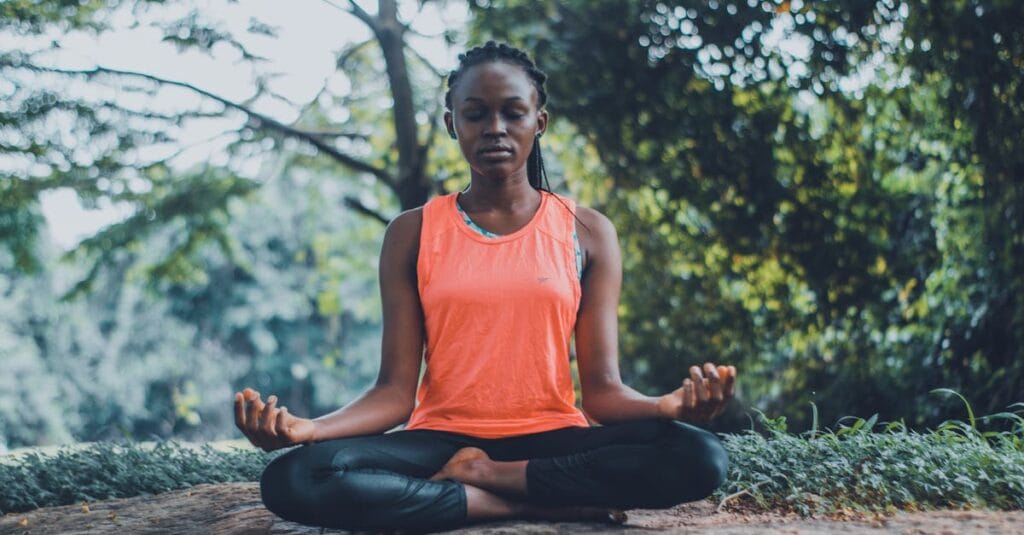 découvrez le yoga réparateur, une pratique douce et apaisante qui favorise la relaxation et la récupération du corps. idéal pour réduire le stress, améliorer la flexibilité et restaurer l'équilibre intérieur. pratiquez le yoga restauratif pour revitaliser votre esprit et votre corps.
