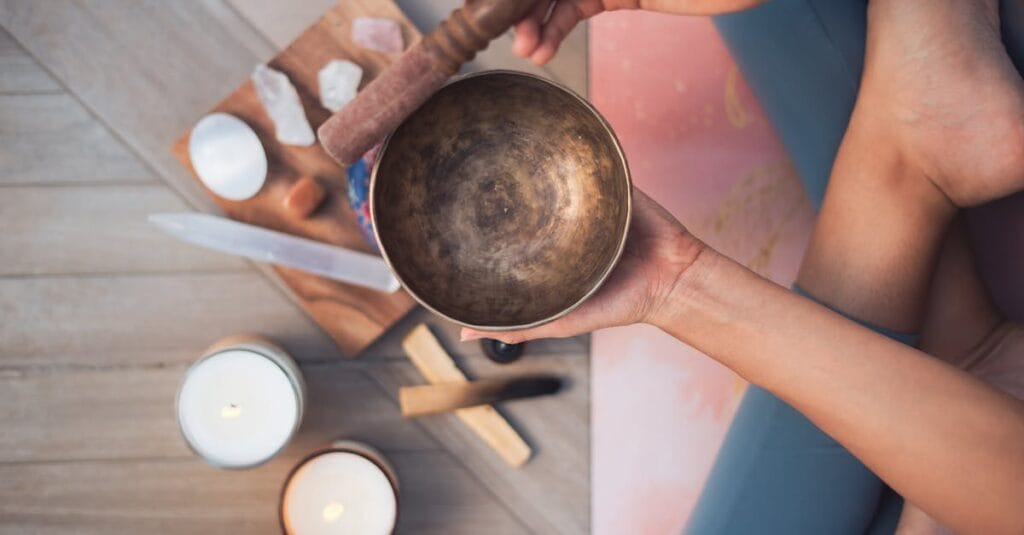 découvrez le yoga restauratif, une pratique apaisante qui favorise la relaxation profonde et la récupération du corps et de l'esprit. idéale pour réduire le stress et améliorer le bien-être, cette méthode douce utilise des accessoires pour soutenir les postures, permettant ainsi une détente totale.