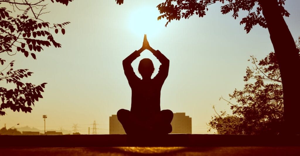 découvrez l'univers apaisant du yin yoga, une pratique douce qui favorise la relaxation et l'étirement des muscles profonds. parfait pour réduire le stress et améliorer la flexibilité, le yin yoga vous invite à explorer votre moi intérieur tout en vous connectant à votre respiration. idéal pour tous les niveaux, plongez dans cette expérience zen et revitalisante.