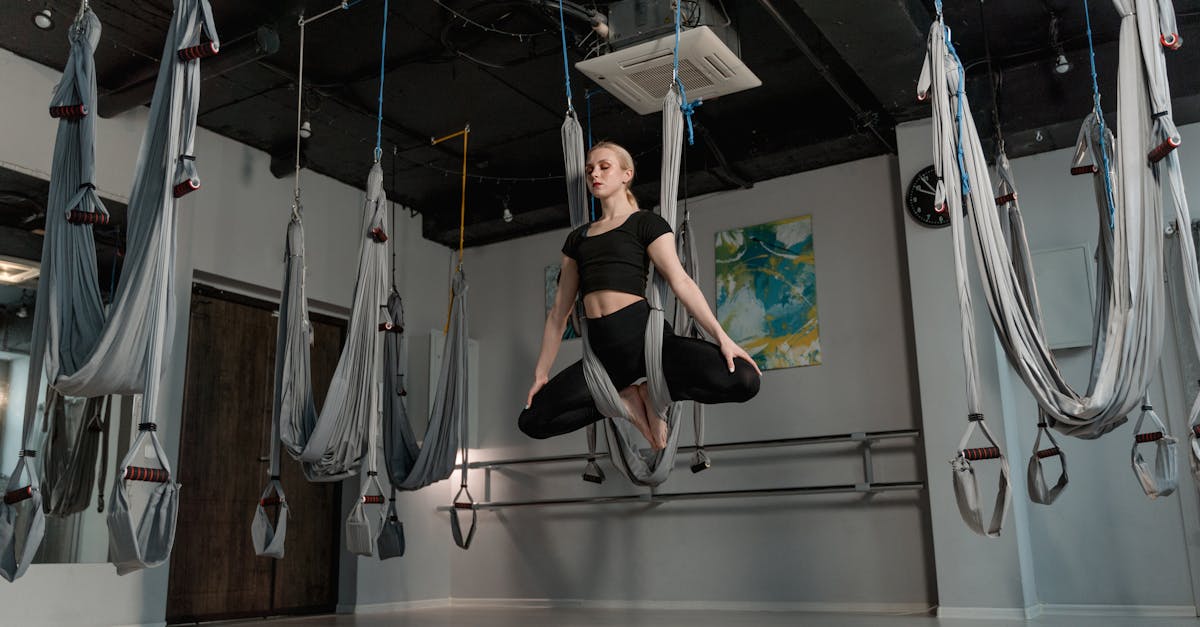 découvrez les bienfaits de l'aerial yoga, une pratique innovante qui combine le yoga traditionnel et des postures en suspension. renforcez votre corps, améliorez votre flexibilité et libérez votre esprit, le tout dans une atmosphère zen et aérienne. rejoignez-nous pour une expérience unique qui vous fera flotter!