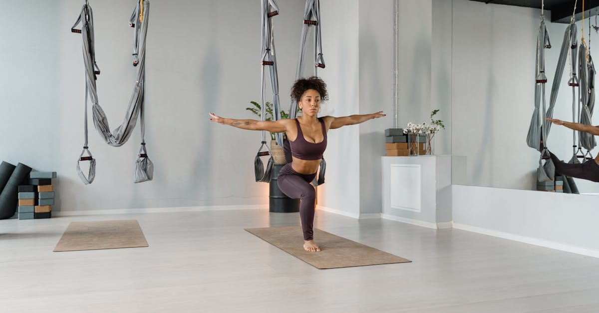découvrez les bienfaits de l'aerial yoga, une pratique innovante qui allie yoga traditionnel et suspension en hamac. améliorez votre flexibilité, renforcez votre corps et libérez votre esprit tout en flottant dans les airs. rejoignez-nous pour une expérience unique et relaxante qui vous transformera.