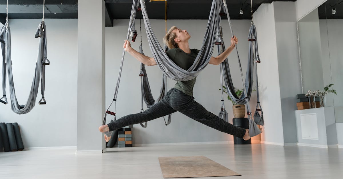découvrez le yoga aérien, une pratique innovante alliant relaxation et exercices physiques. suspendez-vous dans les airs et libérez votre corps de la gravité pour renforcer votre souplesse, améliorer votre posture et apaiser votre esprit. rejoignez-nous pour une expérience unique qui enrichit le bien-être et l'équilibre intérieur.