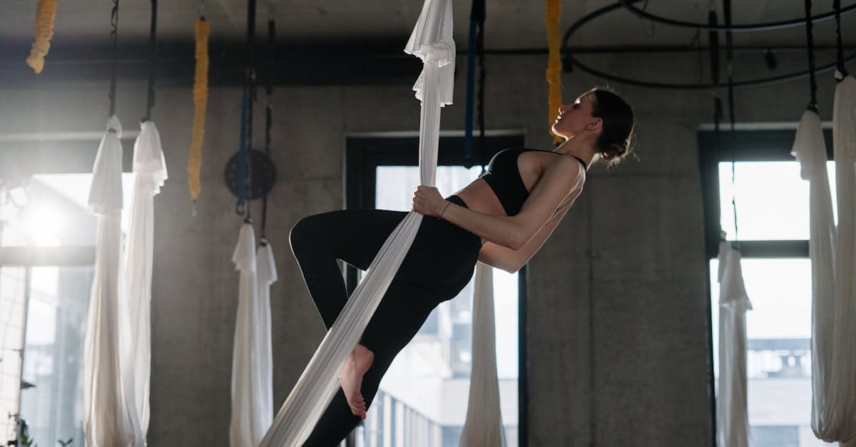 découvrez les nombreux bienfaits du yoga aérien, une pratique innovante qui allie détente, renforcement musculaire et amélioration de la flexibilité. plongez dans cet univers flottant et libérez votre esprit tout en tonifiant votre corps.