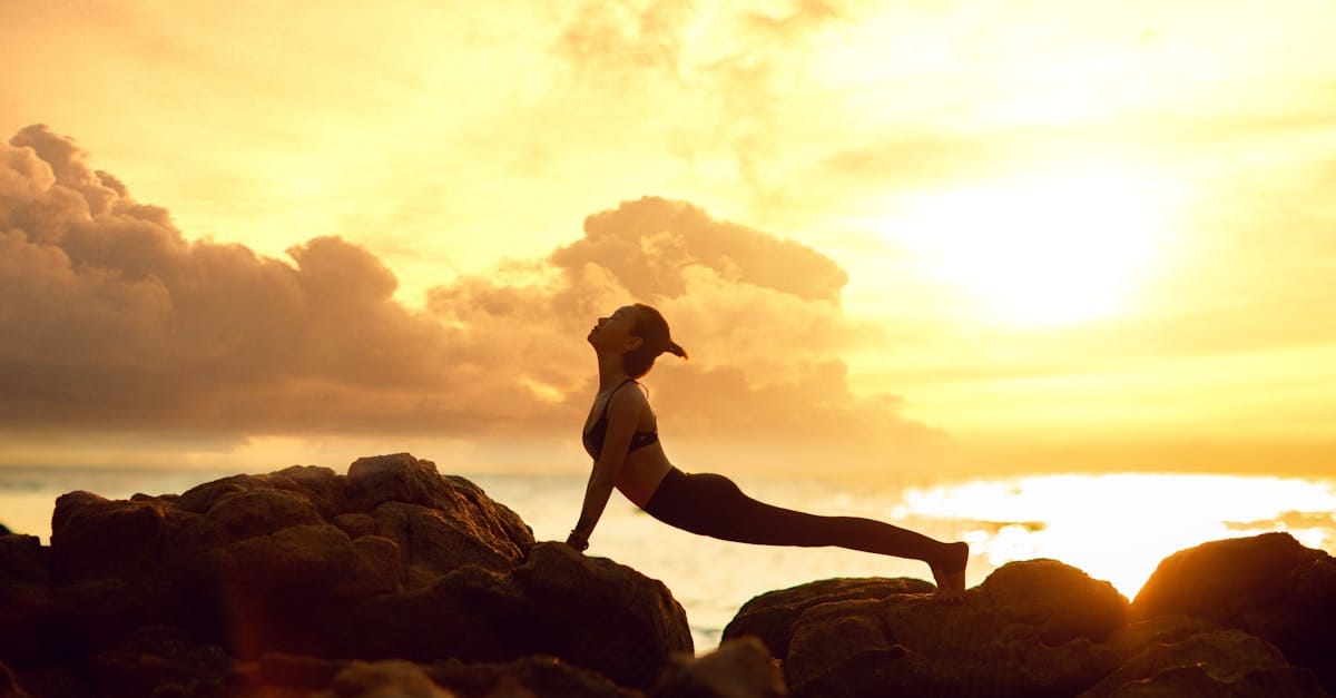découvrez l'ashtanga, une pratique dynamique de yoga qui allie postures, respiration et méditation. idéal pour renforcer le corps et apaiser l'esprit, l'ashtanga est accessible à tous ceux qui cherchent à approfondir leur bien-être physique et mental.