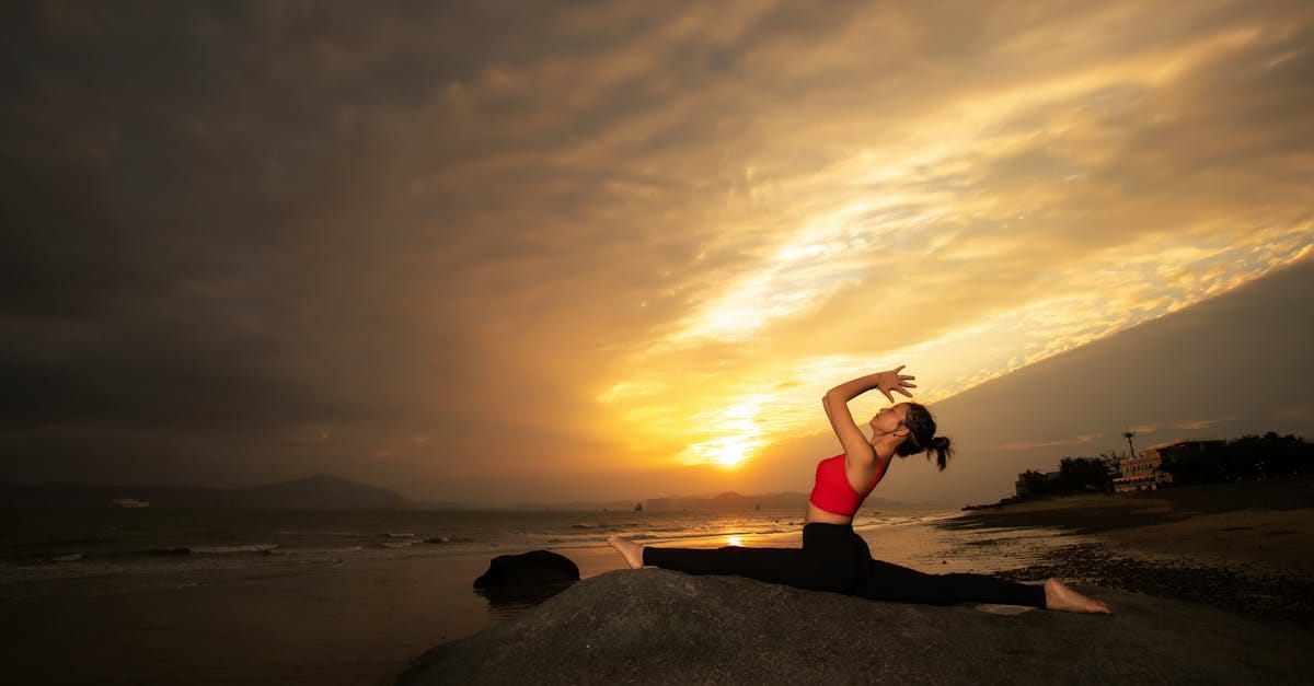découvrez l'ashtanga, une pratique dynamique de yoga qui allie postures synchronisées et respiration pour renforcer le corps et apaiser l'esprit. idéale pour tous niveaux, cette méthode traditionnelle vous guide vers un bien-être physique et mental optimal.