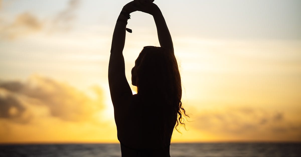 découvrez le bikram yoga, une pratique de yoga dynamique et thérapeutique réalisée dans une salle chauffée à 40°c. améliorez votre flexibilité, renforcez votre corps et purifiez votre esprit grâce à cette série de 26 postures. que vous soyez débutant ou yogi expérimenté, plongez dans cette expérience revitalisante pour améliorer votre bien-être physique et mental.