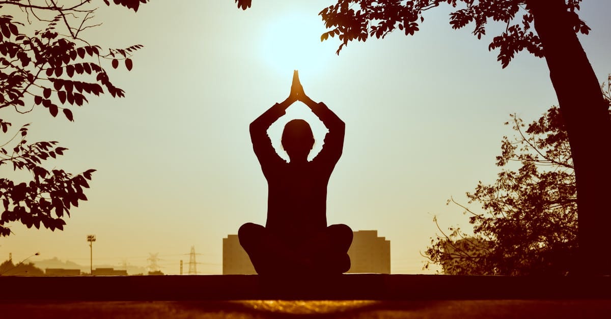 découvrez le bikram yoga, une pratique intense et revitalisante de yoga dans une salle chauffée, favorisant la flexibilité et le bien-être. rejoignez-nous pour améliorer votre corps et votre esprit.