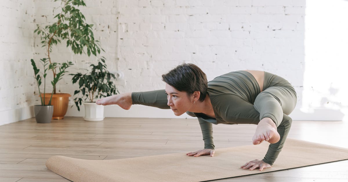 découvrez le hatha yoga, une pratique ancestrale qui harmonise le corps et l'esprit. idéal pour les débutants, le hatha yoga combine postures, respirations et méditation pour améliorer votre bien-être physique et mental. explorez les bienfaits de cette discipline apaisante et trouvez l'équilibre intérieur.