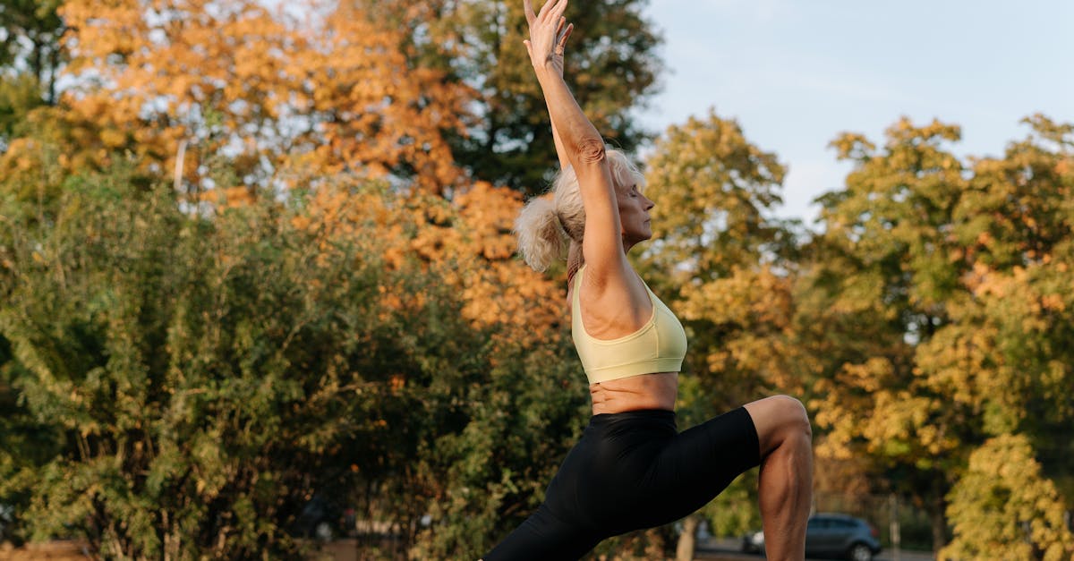 découvrez le hatha yoga, une pratique millénaire qui allie posture, respiration et méditation pour harmoniser le corps et l'esprit. que vous soyez débutant ou pratiquant confirmé, plongez dans le monde apaisant du hatha yoga et ressentez ses bienfaits sur votre bien-être physique et mental.