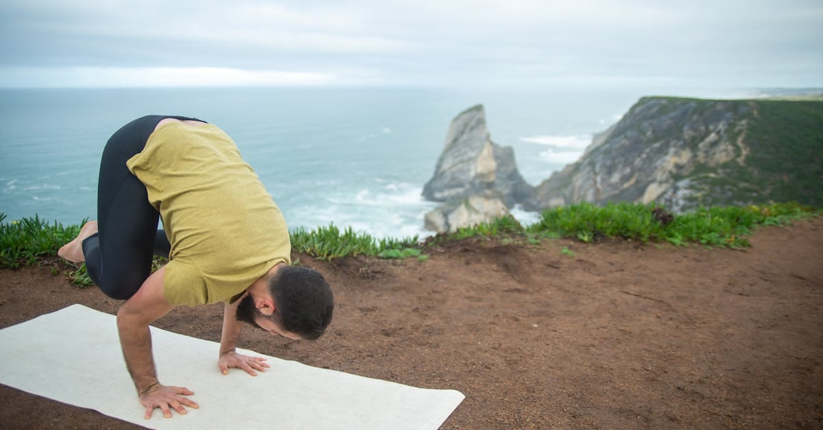 découvrez les bienfaits du hatha yoga, une pratique complète qui allie postures, respiration et méditation pour renforcer le corps et apaiser l'esprit. idéal pour les débutants et les yogis confirmés, le hatha yoga vous guidera vers un équilibre intérieur et un mieux-être global.