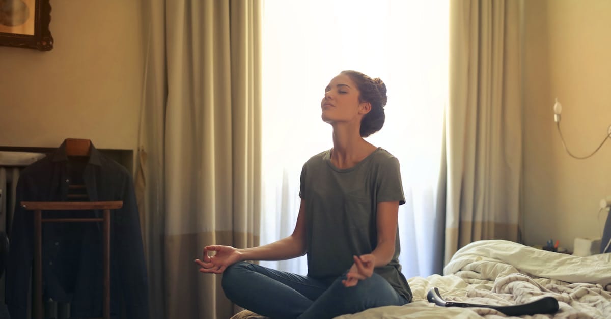 découvrez les bienfaits du hatha yoga, une pratique millénaire qui harmonise le corps et l'esprit. apprenez des postures traditionnelles, des techniques de respiration et de méditation pour améliorer votre bien-être physique et mental. rejoignez-nous pour un voyage apaisant vers la sérénité et l'équilibre intérieur.