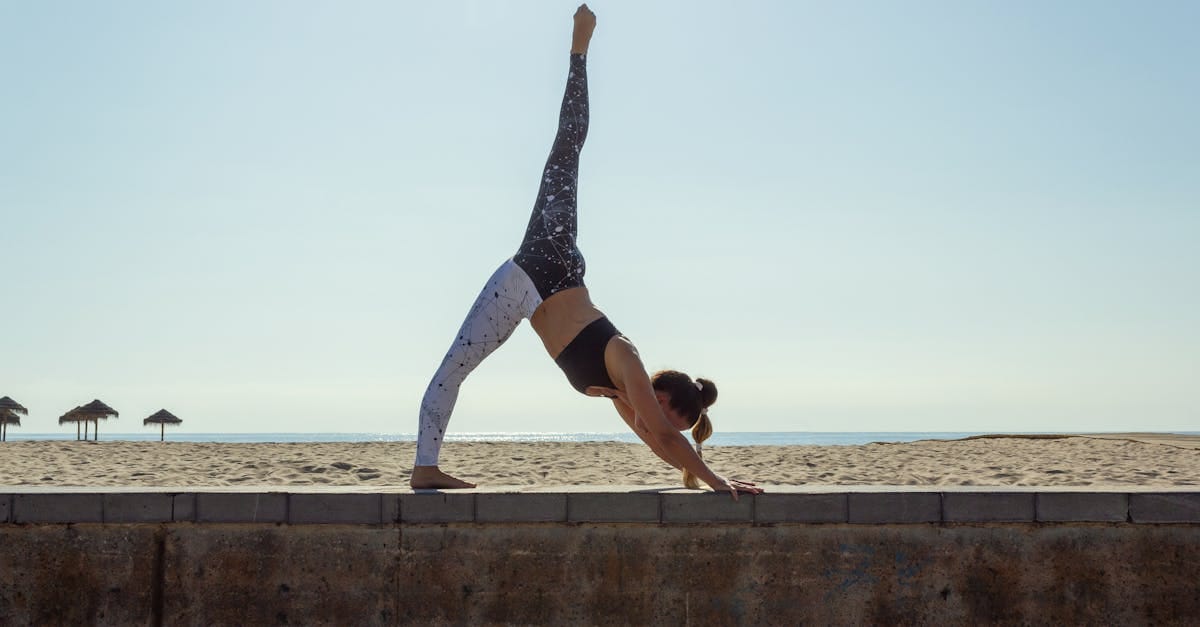découvrez les nombreux bienfaits du hatha yoga, une pratique ancienne qui améliore la flexibilité, renforce le corps et apaise l'esprit. apprenez comment cette forme de yoga peut transformer votre bien-être physique et mental, en vous offrant une meilleure posture, une réduction du stress et une sérénité intérieure.