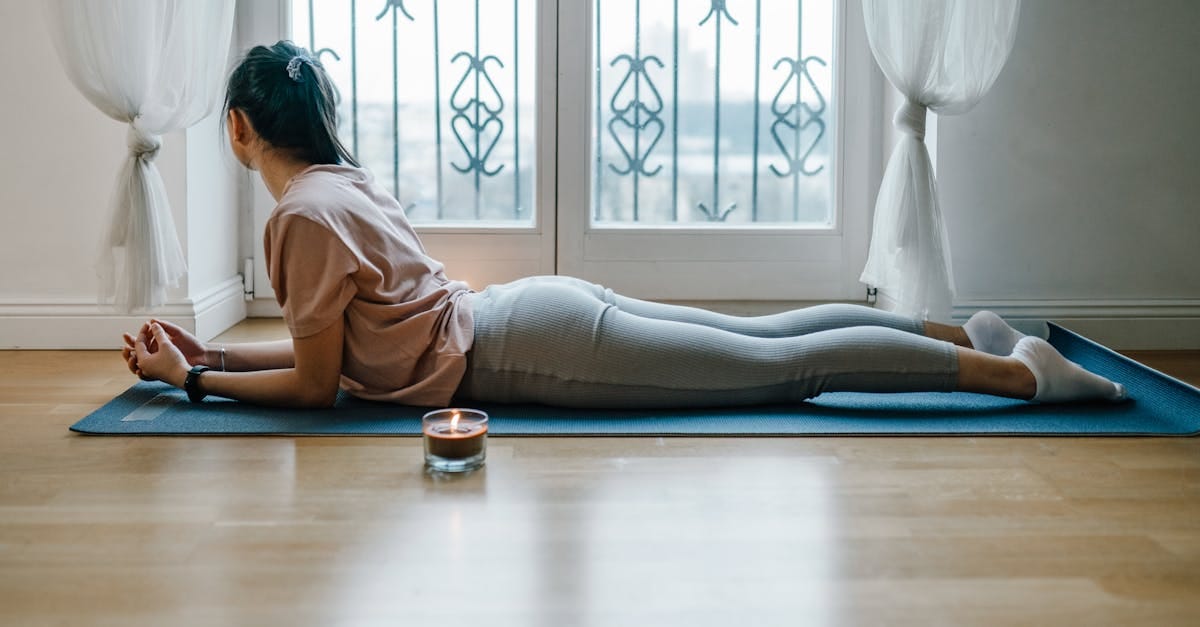 découvrez le yoga restauratif, une pratique douce et apaisante qui favorise la détente profonde et la pleine conscience. idéal pour réduire le stress et améliorer le bien-être, cette méthode vous invite à écouter votre corps et à vous reconnecter avec vous-même.
