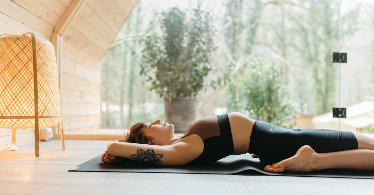 découvrez le yoga restauratif, une pratique douce et apaisante qui favorise la relaxation profonde, la récupération physique et le bien-être mental. idéale pour tous, cette méthode se concentre sur des postures soutenues et l'utilisation de props pour libérer les tensions et revitaliser le corps. reconnectez-vous avec vous-même et laissez le stress s'évaporer grâce à cette approche bienveillante du yoga.