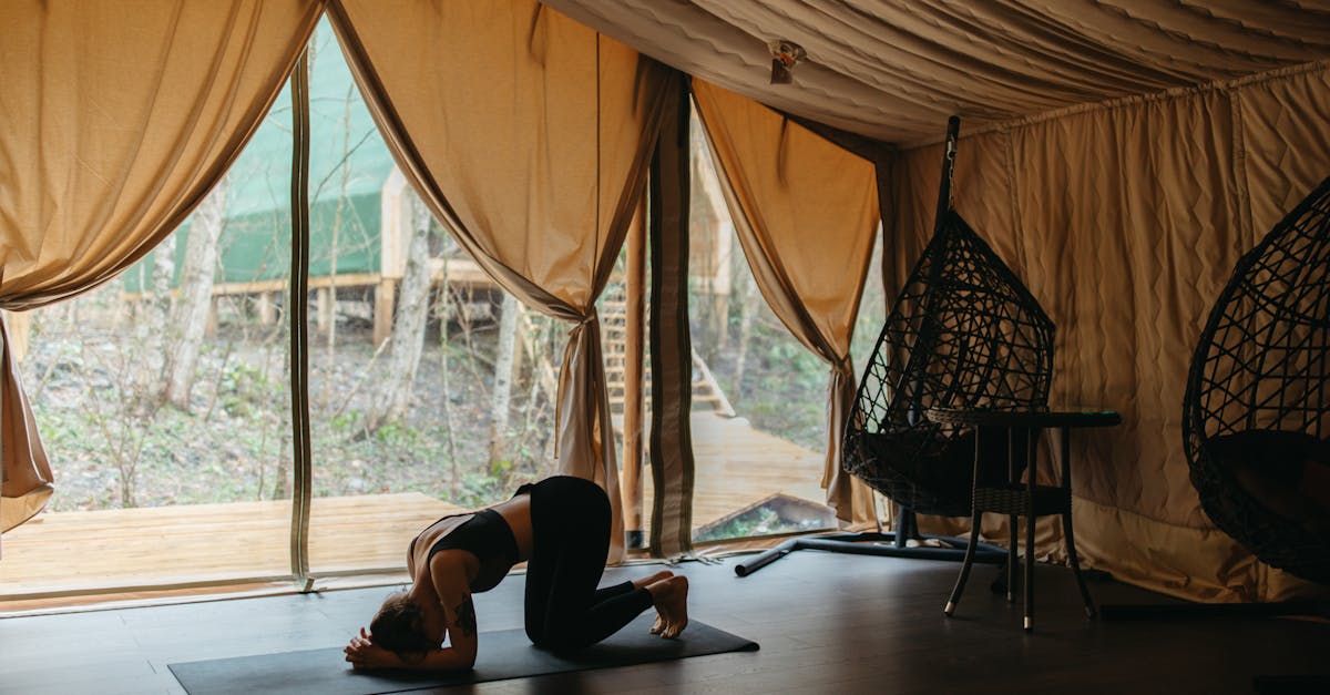 découvrez le yoga réparateur, une pratique douce qui favorise la relaxation profonde et la guérison du corps et de l'esprit. idéal pour tous les niveaux, le restorative yoga vous aide à relâcher les tensions, améliorer la flexibilité et cultiver un bien-être durable.