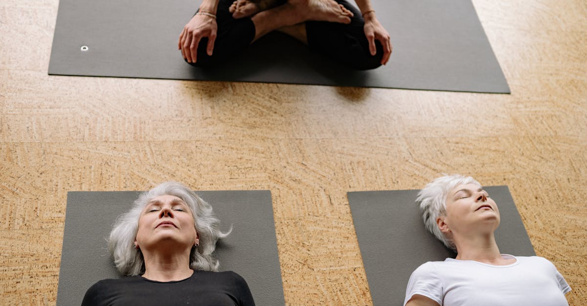 découvrez le yoga restauratif, une pratique douce et apaisante qui favorise la relaxation profonde et la régénération du corps et de l'esprit. idéale pour réduire le stress et améliorer votre bien-être, cette méthode utilise des postures supportées pour libérer les tensions et restaurer l'énergie vitale.