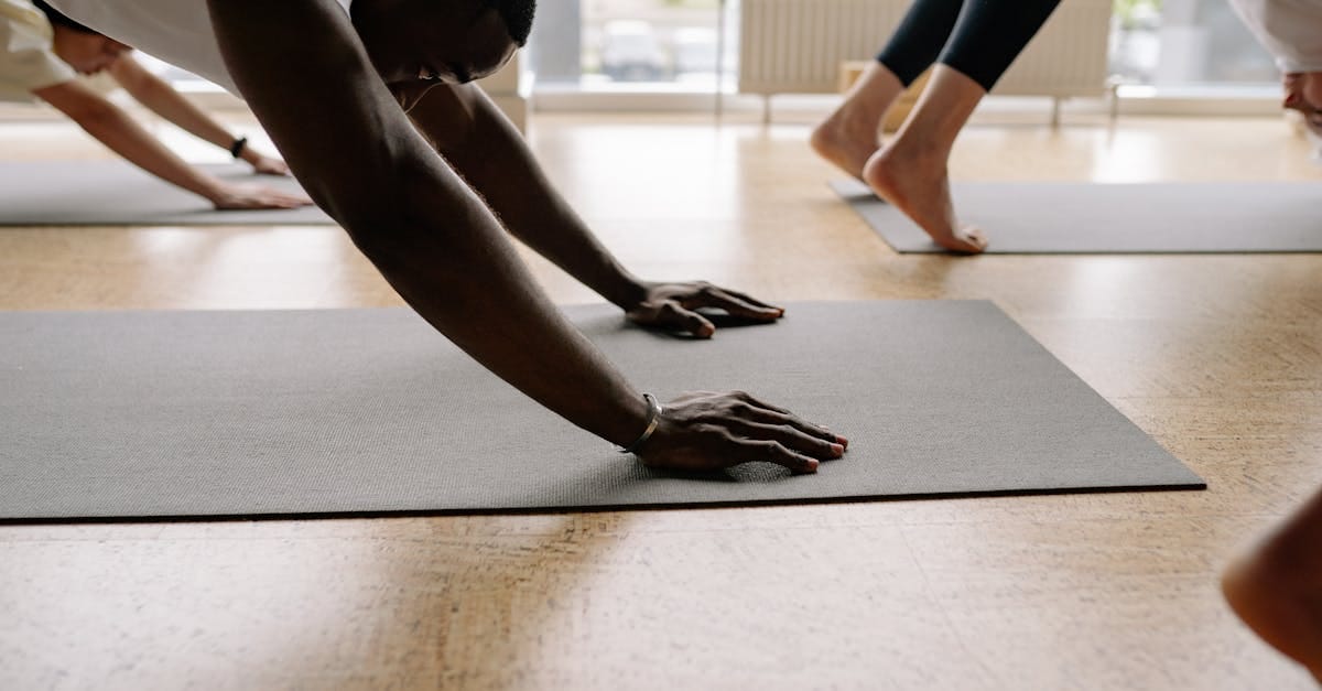 découvrez le vinyasa, une pratique dynamique du yoga qui associe mouvement et respiration. parfait pour améliorer votre flexibilité, votre force et votre bien-être mental, le vinyasa vous guide à travers des enchaînements fluides et énergisants. rejoignez-nous pour une expérience revitalisante sur le chemin de la sérénité.