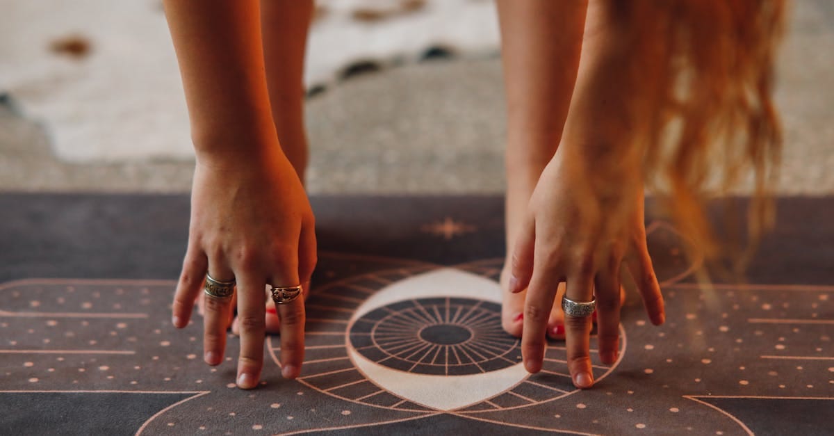 découvrez les postures de vinyasa yoga qui harmonisent le corps et l'esprit. améliorez votre flexibilité, renforcez vos muscles et trouvez votre équilibre grâce à ces enchaînements fluides. pratiquez chaque pose en pleine conscience pour une expérience de yoga enrichissante.