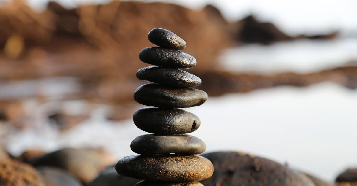 découvrez le yin yoga, une pratique douce qui combine étirements profonds et méditation. idéale pour relâcher les tensions, apaiser l'esprit et améliorer la flexibilité du corps. plongez dans cet univers de sérénité et de bien-être.