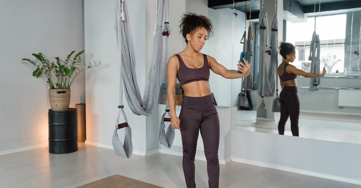 découvrez les bienfaits de l'aerial yoga, une pratique innovante qui combine yoga traditionnel et suspendu dans les airs. renforcez votre corps, améliorez votre flexibilité et apaiserez votre esprit tout en défiant la gravité. rejoignez-nous pour une expérience unique et régénératrice.