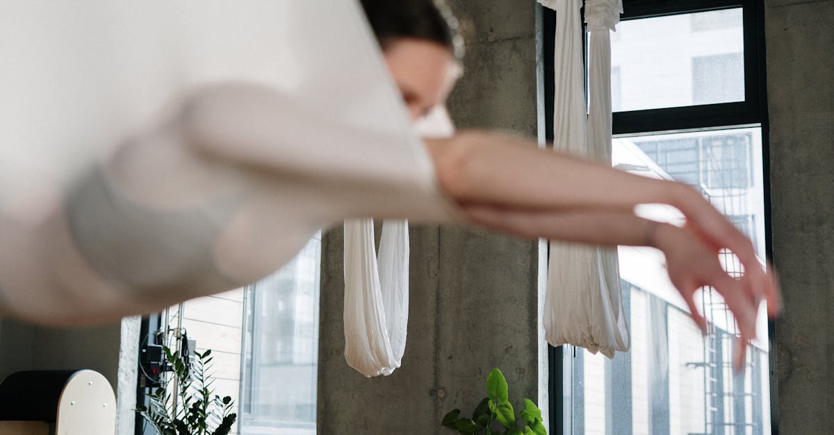 découvrez les festivals de yoga aérien, où la sérénité rencontre l'adrénaline ! participez à des ateliers inspirants, des performances captivantes et retombez sous l'enchantement de la pratique du yoga dans les airs. rejoignez une communauté passionnée et vivez une expérience unique au cœur de la nature.