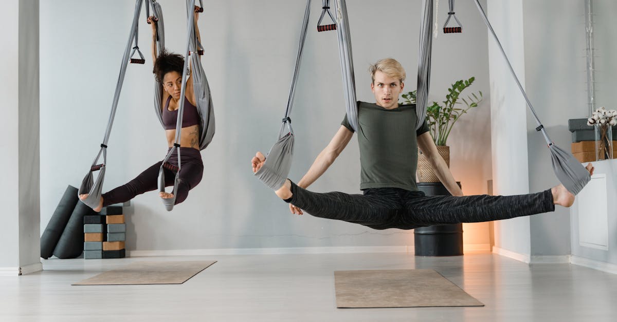 découvrez la philosophie du yoga aérien, une pratique harmonieuse qui allie mouvement, équilibre et méditation. plongez dans les bienfaits de cette discipline innovante, qui relie le corps et l'esprit tout en favorisant la liberté et la créativité.