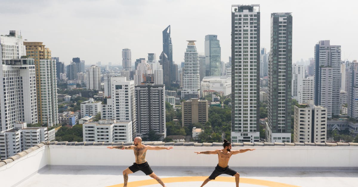 découvrez des postures d'aerial yoga qui allient grâce et équilibre. explorez notre guide complet sur les poses en suspension pour améliorer votre flexibilité, force et bien-être.