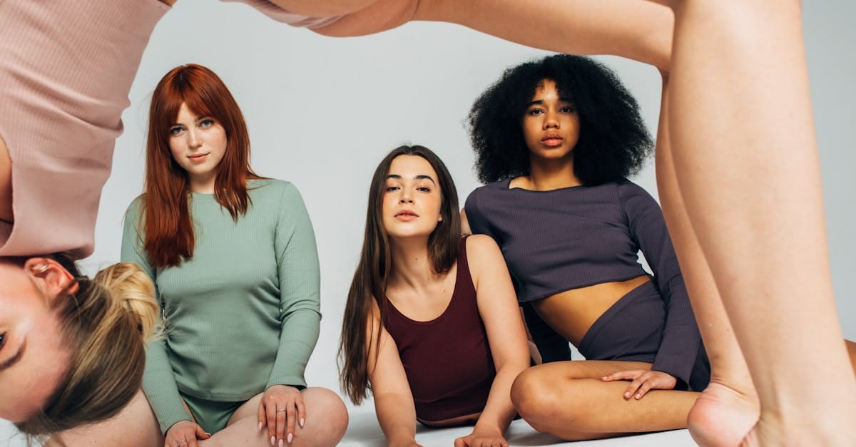 découvrez des poses de yoga aérien qui élèvent votre pratique à de nouveaux sommets. apprenez à maîtriser des postures uniques en suspension, alliant force, flexibilité et relaxation. parfait pour tous les niveaux, ces exercices vous aideront à améliorer votre équilibre et votre bien-être.