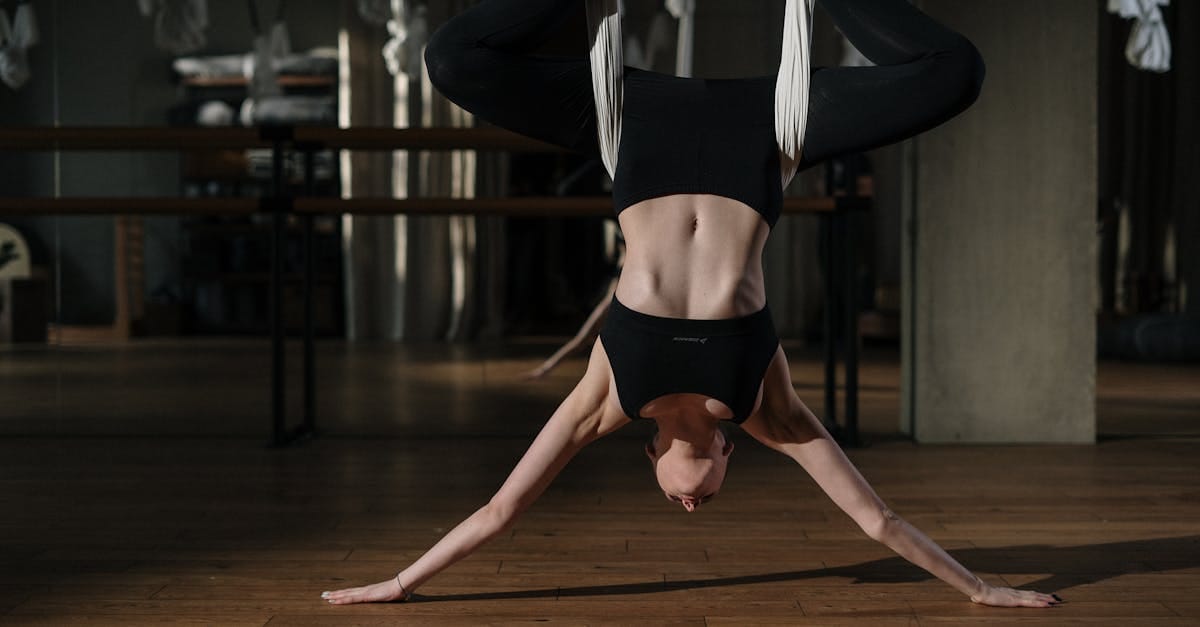 découvrez les poses de yoga aérien pour améliorer votre flexibilité, votre force et votre équilibre. plongez dans l'univers apaisant du yoga suspendu et libérez votre esprit tout en défiant la gravité.