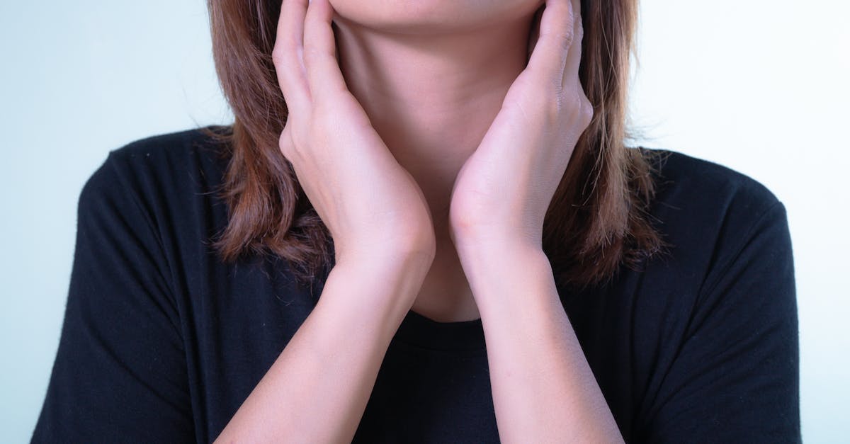 découvrez des postures efficaces pour soulager la douleur chronique et améliorer votre bien-être quotidien. apprenez à intégrer ces techniques simples dans votre routine pour retrouver confort et mobilité.