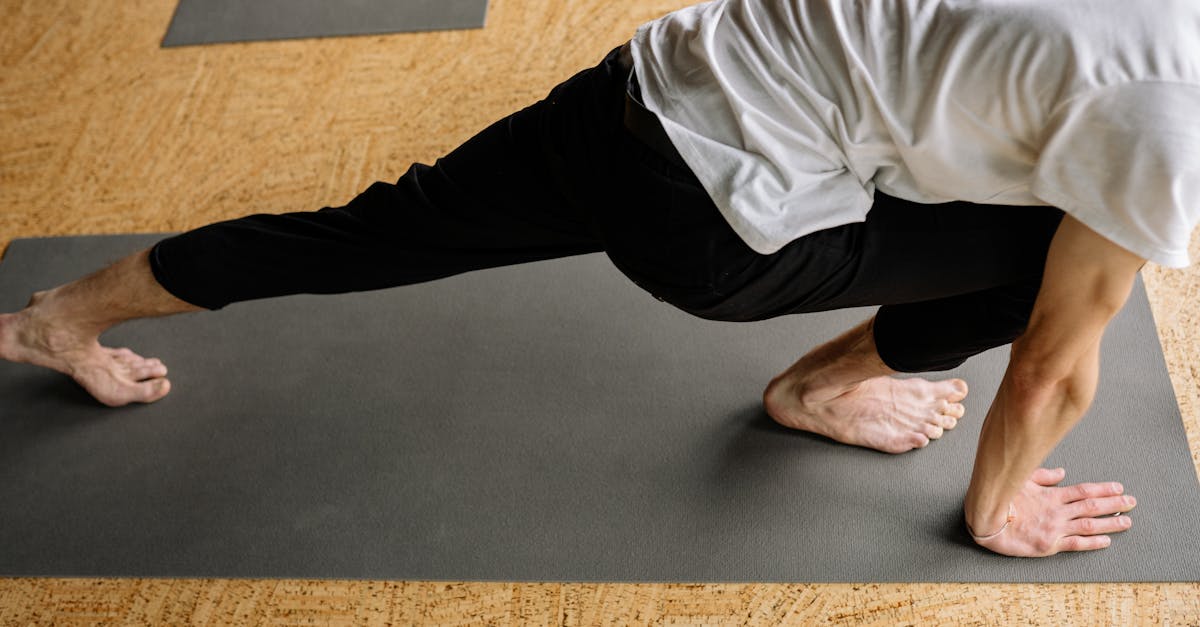 découvrez les bienfaits du vinyasa yoga, une pratique dynamique qui allie respiration et mouvement. améliorez votre flexibilité, renforcez votre corps et apaisez votre esprit tout en vivant une expérience méditative. explorez comment cette forme de yoga peut transformer votre bien-être physique et mental.