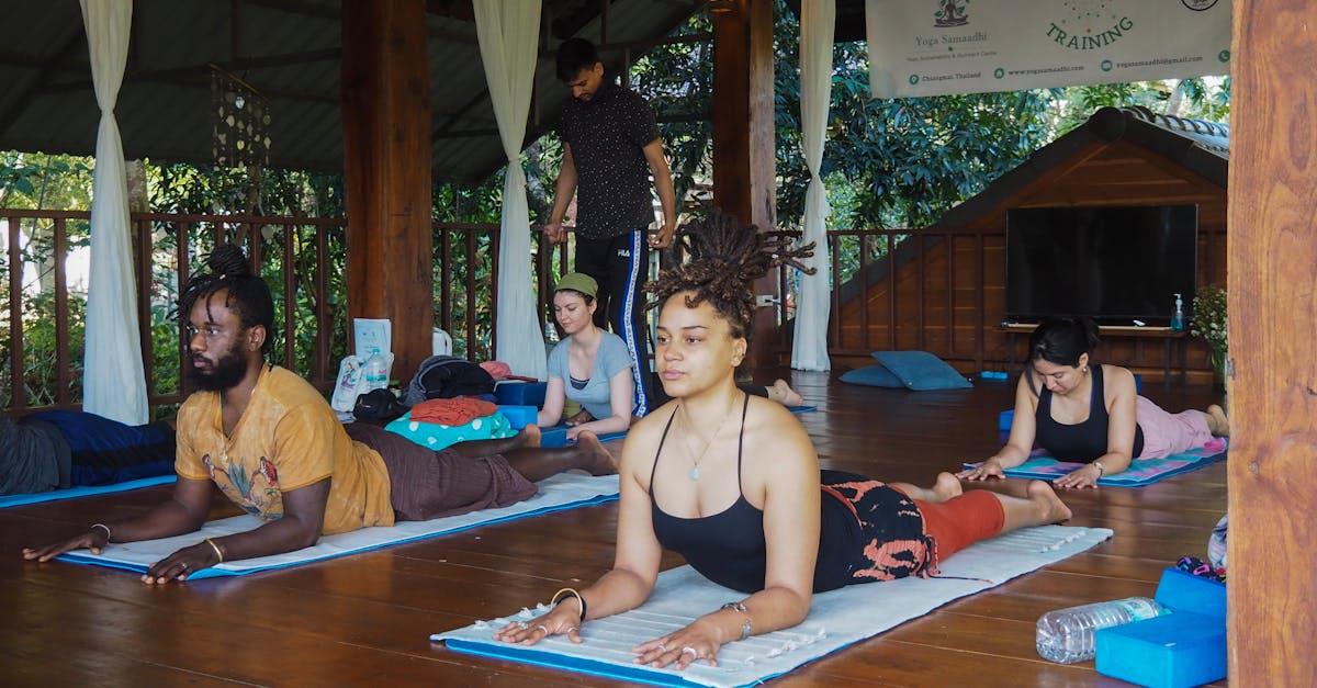 découvrez nos cours de yoga avec un instructeur qualifié qui vous aidera à améliorer votre bien-être physique et mental. profitez de séances adaptées à tous les niveaux, dans une atmosphère apaisante.