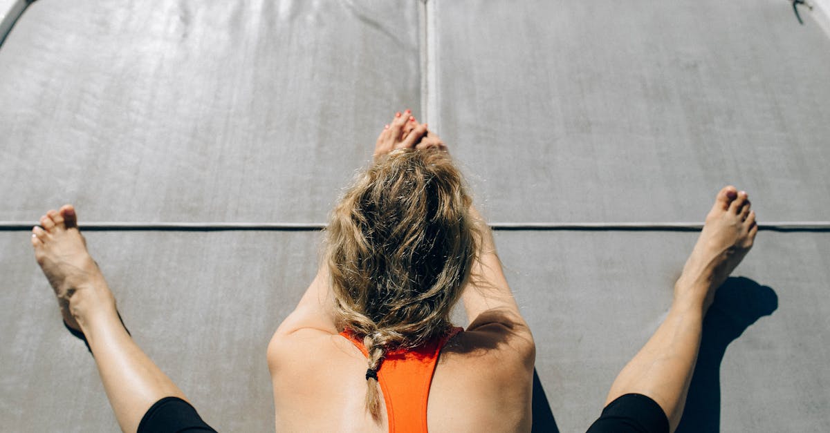 découvrez la posture du bateau : une position incontournable du yoga qui renforce votre corps, améliore votre équilibre et stimule votre concentration. parfaite pour les débutants comme pour les pratiquants avancés, cette pose vous aidera à développer force et stabilité tout en vous connectant à votre respiration.