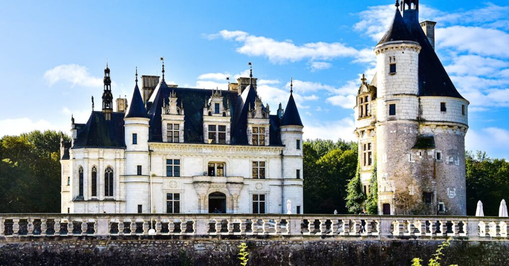 découvrez l'univers fascinant des châteaux, des monuments majestueux qui racontent l'histoire et la culture de régions entières. explorez leurs architectures variées, leurs légendes et les jardins enchanteurs qui les entourent.